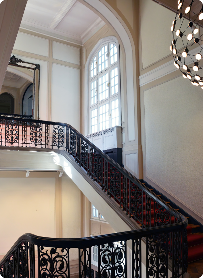 Blick ins altehrwürdige Treppenhaus der red6